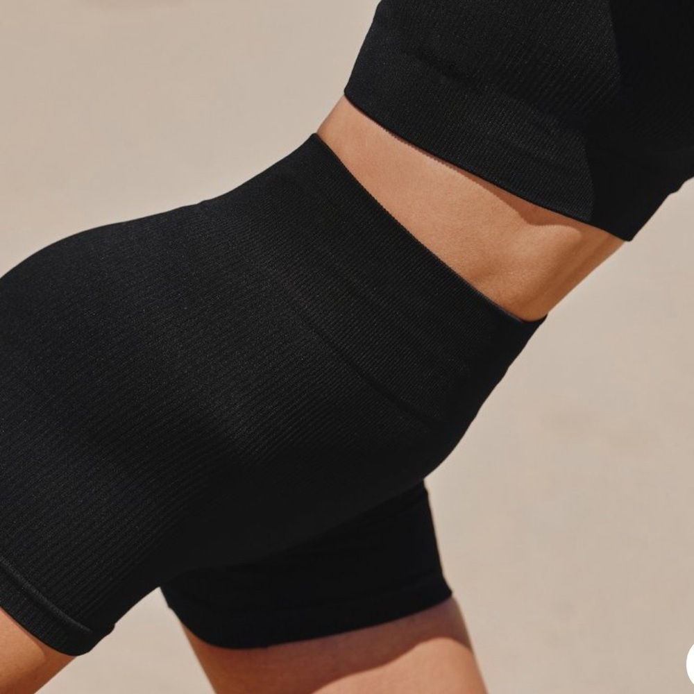 Black Ribbed Sports Bra and Shorts Set Size M <<17>> - Picture 2 of 5